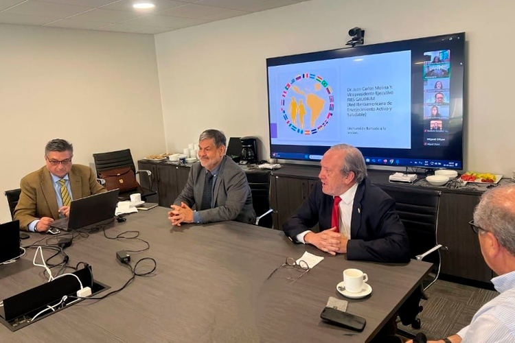 Dr. Juan Carlos Molina expone ante Decanos de ASOFAMECH