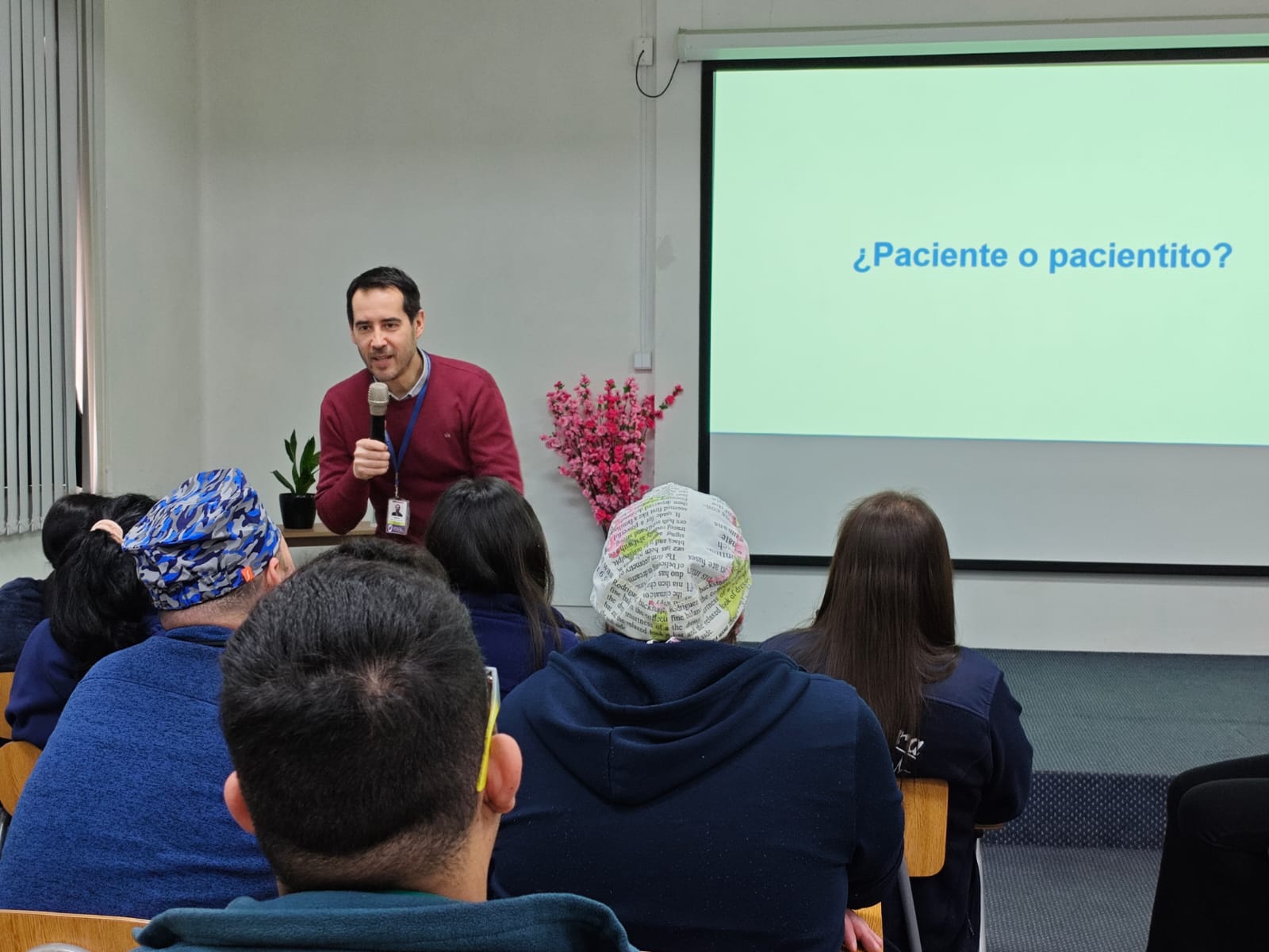 Socio expone sobre lenguaje y personas mayores en el Hospital Metropolitano